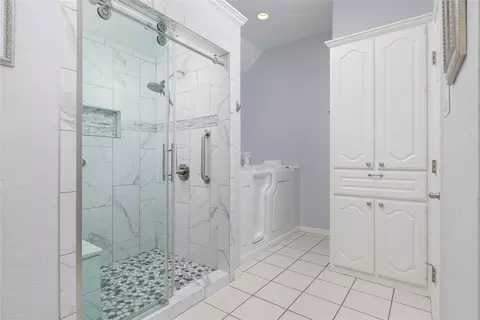 Bath - 1444 Trinity Meadows Dr, Talty, TX 75160 photo 2 of 3