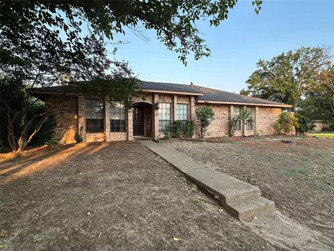 1900 Vista Oaks Dr, Carrollton, TX 75007