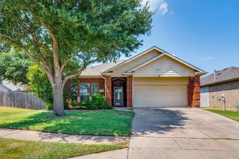 7401 Sunray Dr, Fort Worth, TX 76120