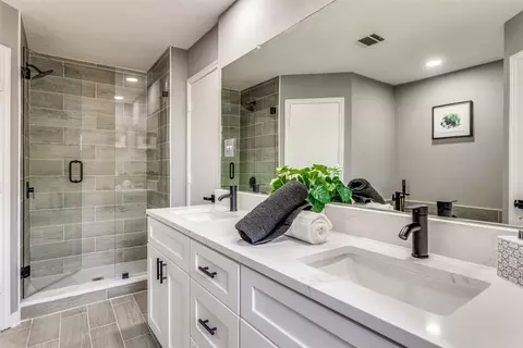 Bath - 6477 Fairview Dr, Watauga, TX 76148 photo 1 of 5