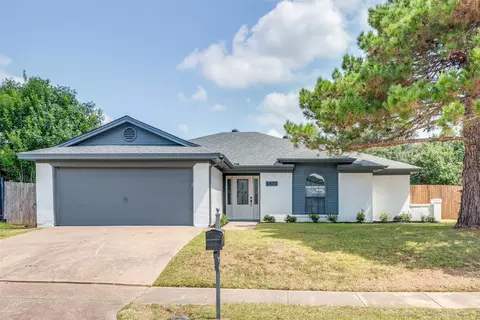 6477 Fairview Dr, Watauga, TX 76148