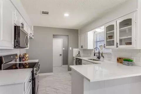 Kitchen - 6477 Fairview Dr, Watauga, TX 76148 photo 4 of 4