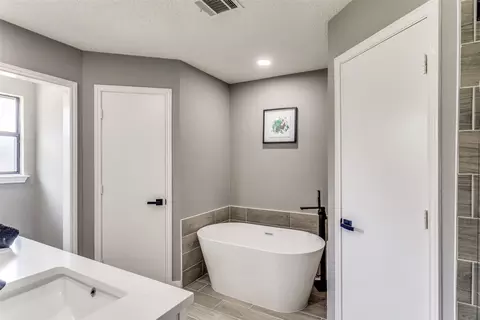 Bath - 6477 Fairview Dr, Watauga, TX 76148 photo 2 of 5