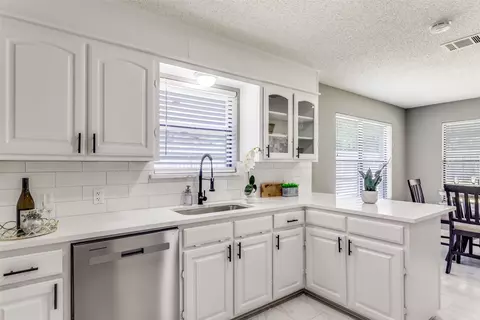 Kitchen - 6477 Fairview Dr, Watauga, TX 76148 photo 2 of 4