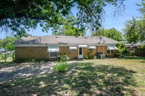 1813 Brook Hollow Dr, Fort Worth, TX 76114