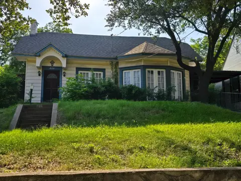 809 N Crawford St, Dallas, TX 75203