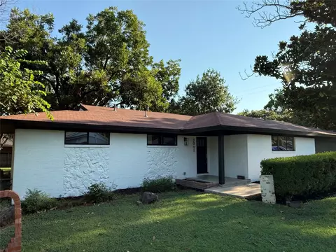 2001 Lipps Dr, Edgecliff Village, TX 76134
