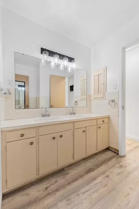 Bath - 741 E 6th St, Baird, TX 79504 photo 3 of 5