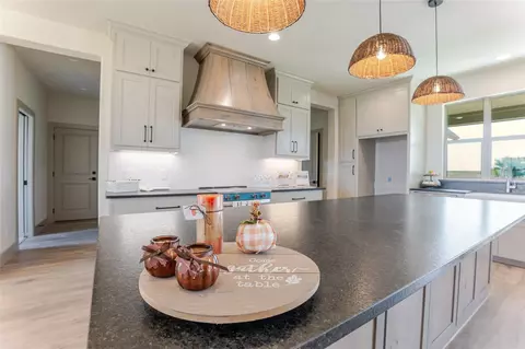 1033 Lilly Ln, Weatherford, TX 76088