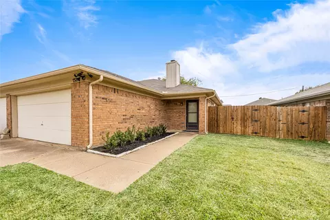 7504 Connie Ln, North Richland Hills, TX 76182