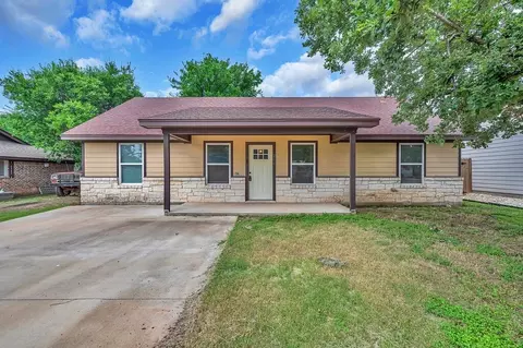 210 N Harrison St, Mcgregor, TX 76657