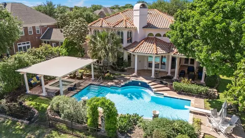 2400 Creekside Cir S, Irving, TX 75063