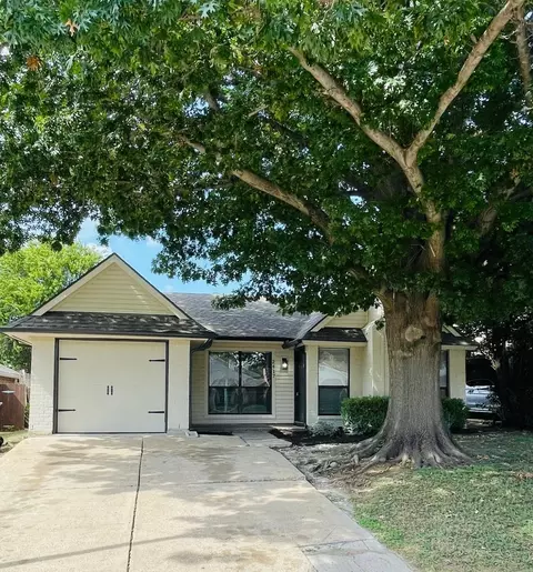2417 Busch Dr, Arlington, TX 76014