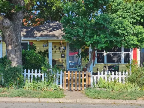 645 NW 10th St, Grand Prairie, TX 75050