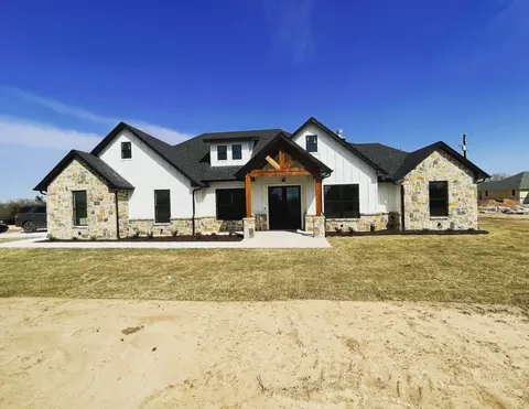 1697 S Hubbard St, Alvord, TX 76225