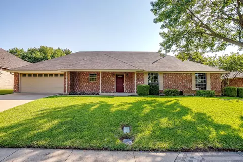 834 Copperfield Dr, Burleson, TX 76028