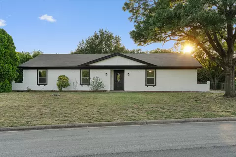 800 Evelyn Dr, Lorena, TX 76655