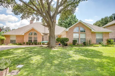 6705 Castle Creek Dr, Fort Worth, TX 76132