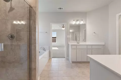Bath - 1240 Colca Dr, Springtown, TX 76082 photo 3 of 4