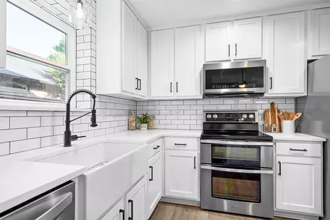 Kitchen - 501 Post Oak Rd, Grapevine, TX 76051 photo 6 of 7