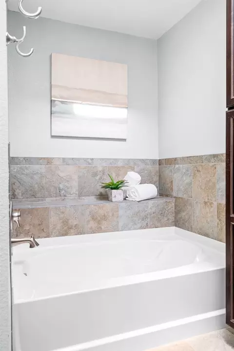 Bath - 501 Post Oak Rd, Grapevine, TX 76051 photo 3 of 4