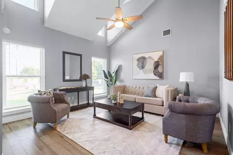 Living - 501 Post Oak Rd, Grapevine, TX 76051 photo 2 of 7
