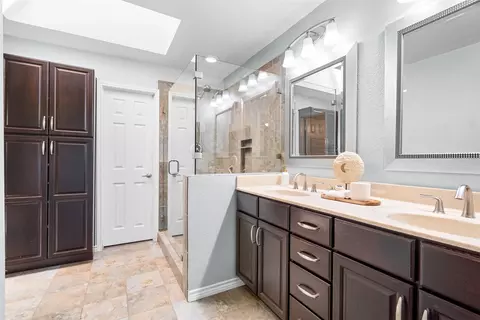 Bath - 501 Post Oak Rd, Grapevine, TX 76051 photo 1 of 4