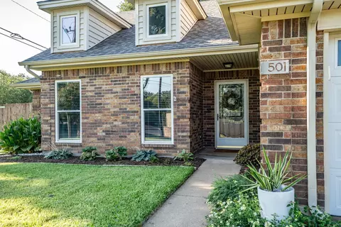 Exterior - 501 Post Oak Rd, Grapevine, TX 76051 photo 3 of 4