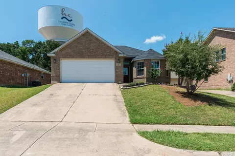 912 Hidden Oaks Dr, Burleson, TX 76028