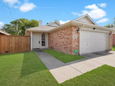 7520 Arbor Hill Dr, Fort Worth, TX 76120