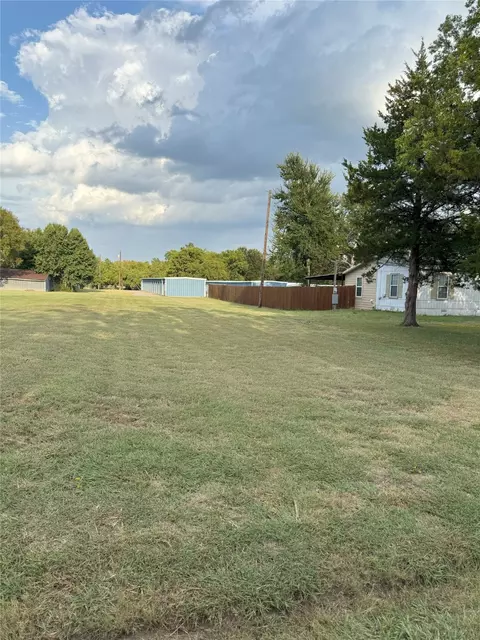 709 S Grand St, Wolfe City, TX 75496