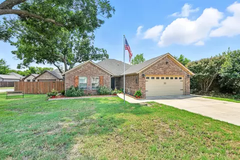 504 E 5th St, Springtown, TX 76082 photo 3