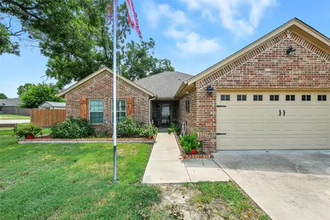 504 E 5th St, Springtown, TX 76082 photo 2