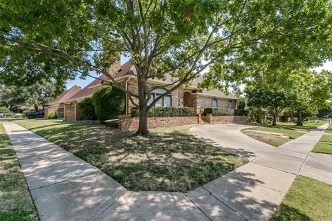 2420 Stonegate Dr N, Bedford, TX 76021