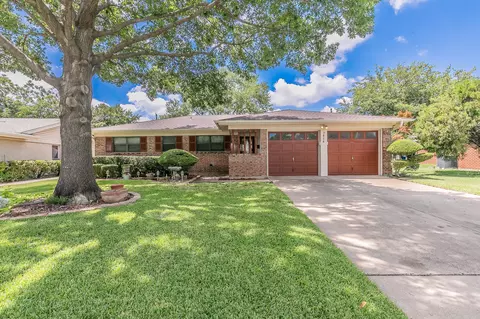 5828 Westcrest Dr W, Edgecliff Village, TX 76134