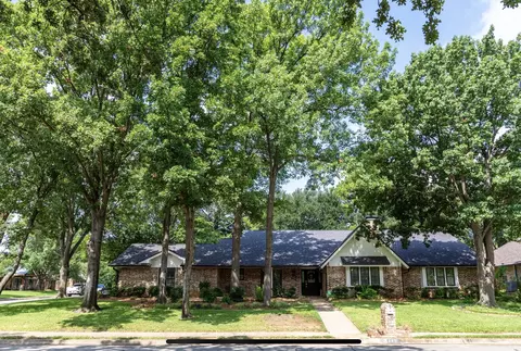 3801 Welwyn Way Dr, Bedford, TX 76021
