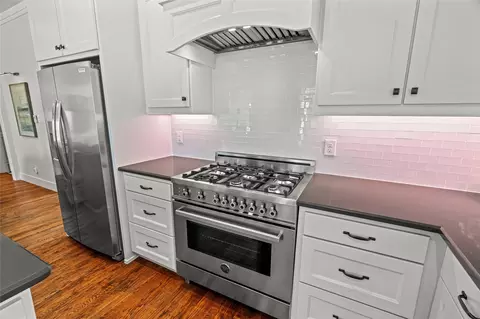 Kitchen - 609 E Wall St, Grapevine, TX 76051 photo 6 of 7