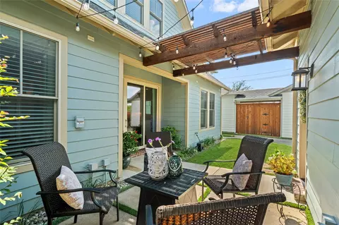Exterior - 609 E Wall St, Grapevine, TX 76051 photo 4 of 5