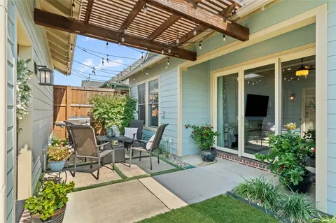 Exterior - 609 E Wall St, Grapevine, TX 76051 photo 3 of 5