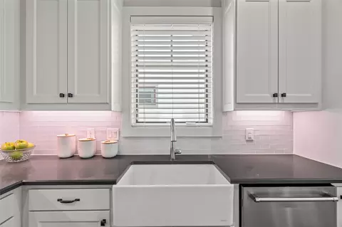 Kitchen - 609 E Wall St, Grapevine, TX 76051 photo 5 of 7
