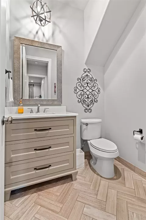 Bath - 609 E Wall St, Grapevine, TX 76051 photo 5 of 6