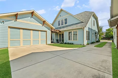 Exterior - 609 E Wall St, Grapevine, TX 76051 photo 5 of 5