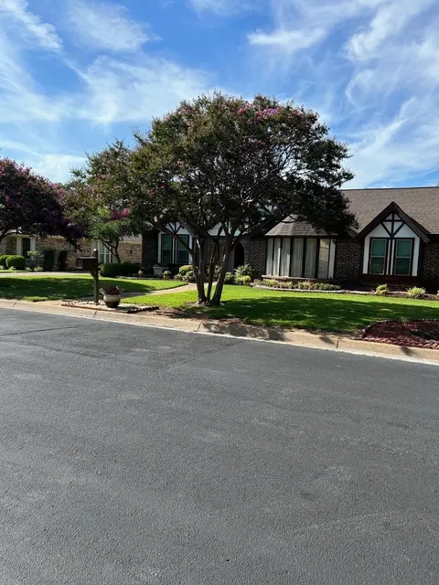 333 Baker Dr, Hurst, TX 76054