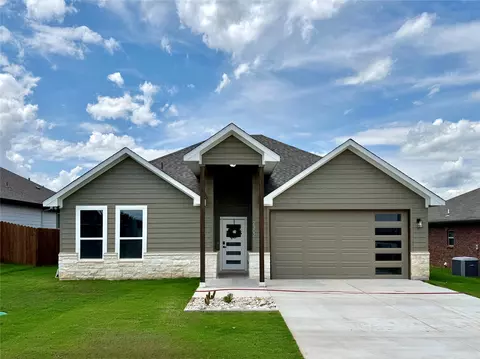2302 Forest Hill Ln, Granbury, TX 76048