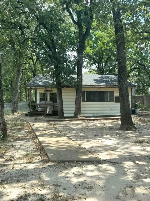 111 Thunderbird Dr, Mabank, TX 75156
