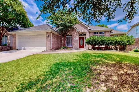 2105 Perry Dr, Mansfield, TX 76063