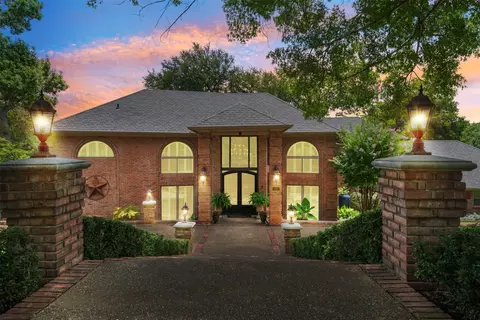 401 Canyon Creek Trl, Fort Worth, TX 76112
