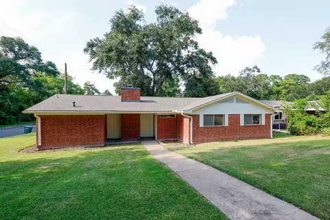 2714 Pine Shadows Dr, Huntsville, TX 77320