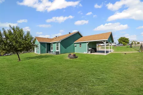 9209 Giant Dr, Joshua, TX 76058