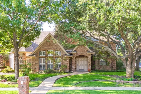 3840 Edgewater Dr, Bedford, TX 76021